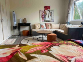 Milton Keynes Central Apartment SELF-CHECKIN Flat with Kitchen, Large Bed, Park View, Lots of Parking, Across MK City Centre, Shops, Malls, Restaurants, Attractions & Near the Hospital